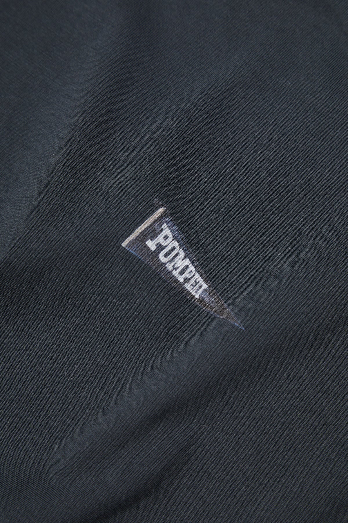 TAUSENDSASSA-T-SHIRT IN CHARCOAL