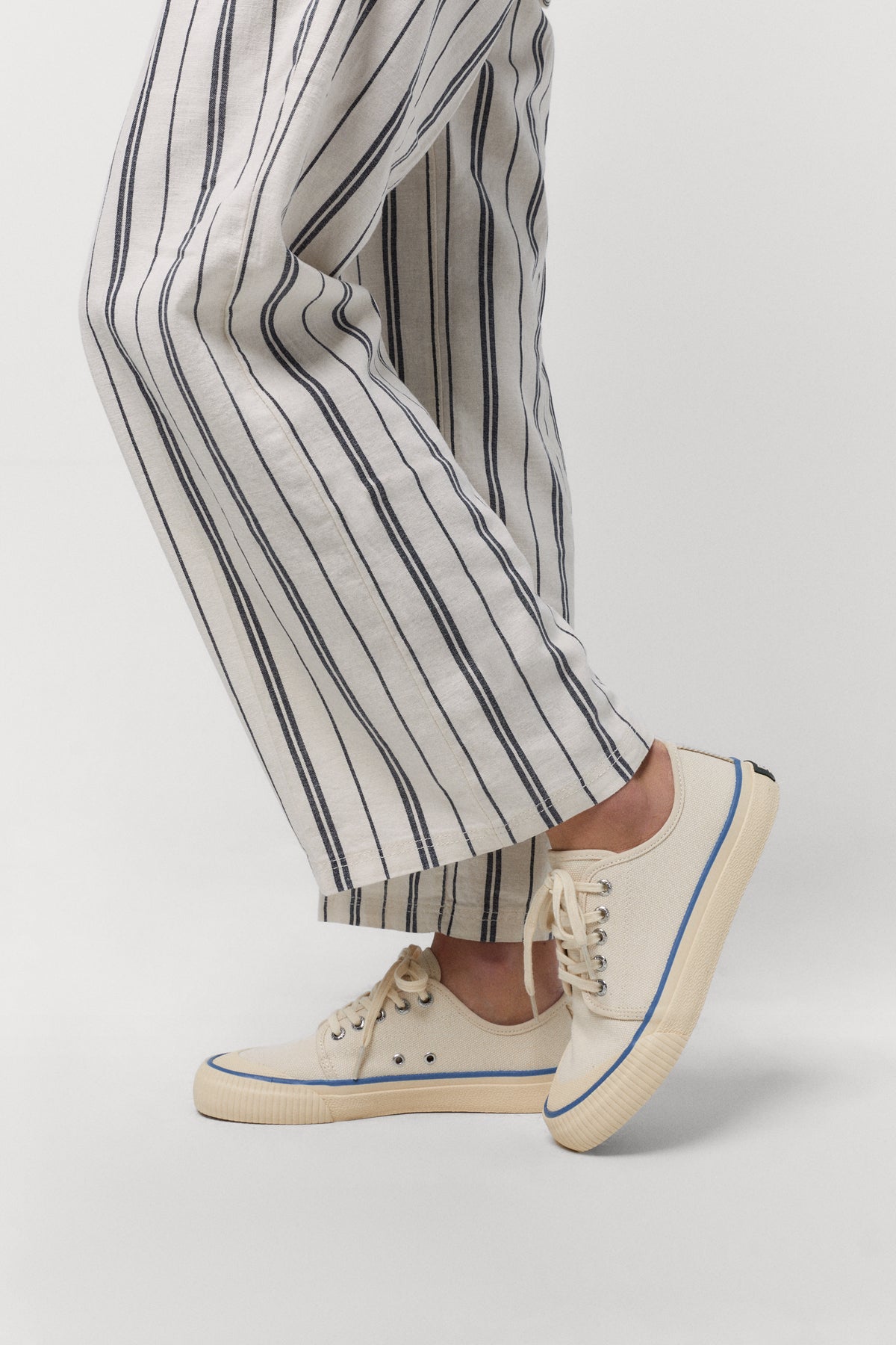 KIRAN CANVAS RETRO WHITE